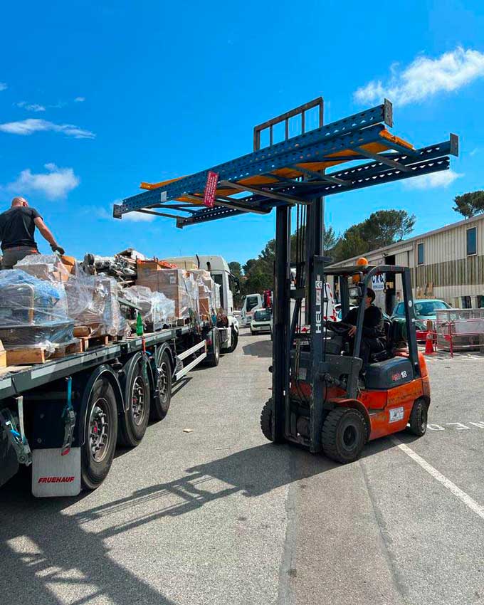 TRANS BOK : chargement de matériel professionnel avec chariot élévateur