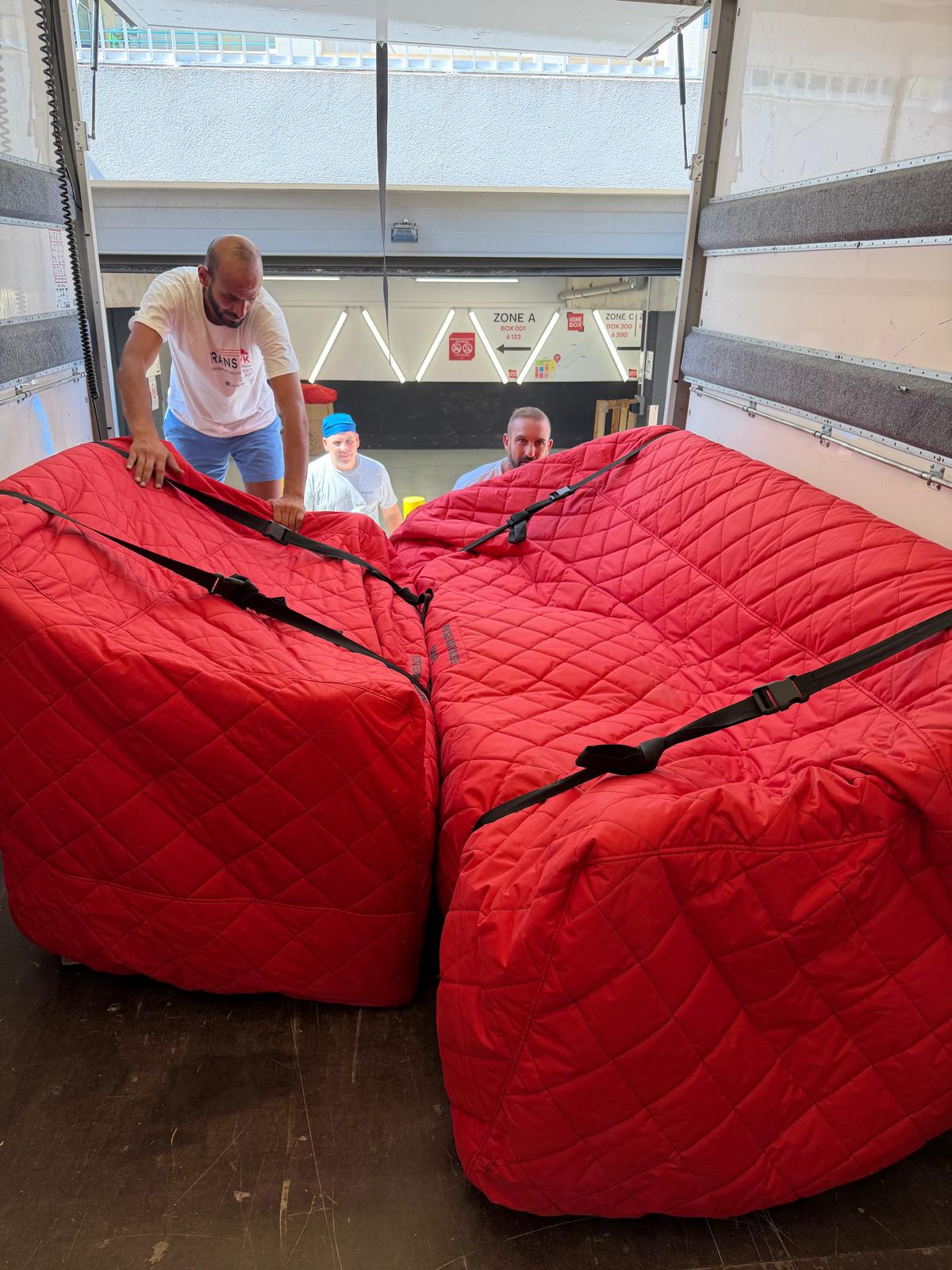 Équipe TRANS BOK déménagement : protection des meubles avec housses matelassées